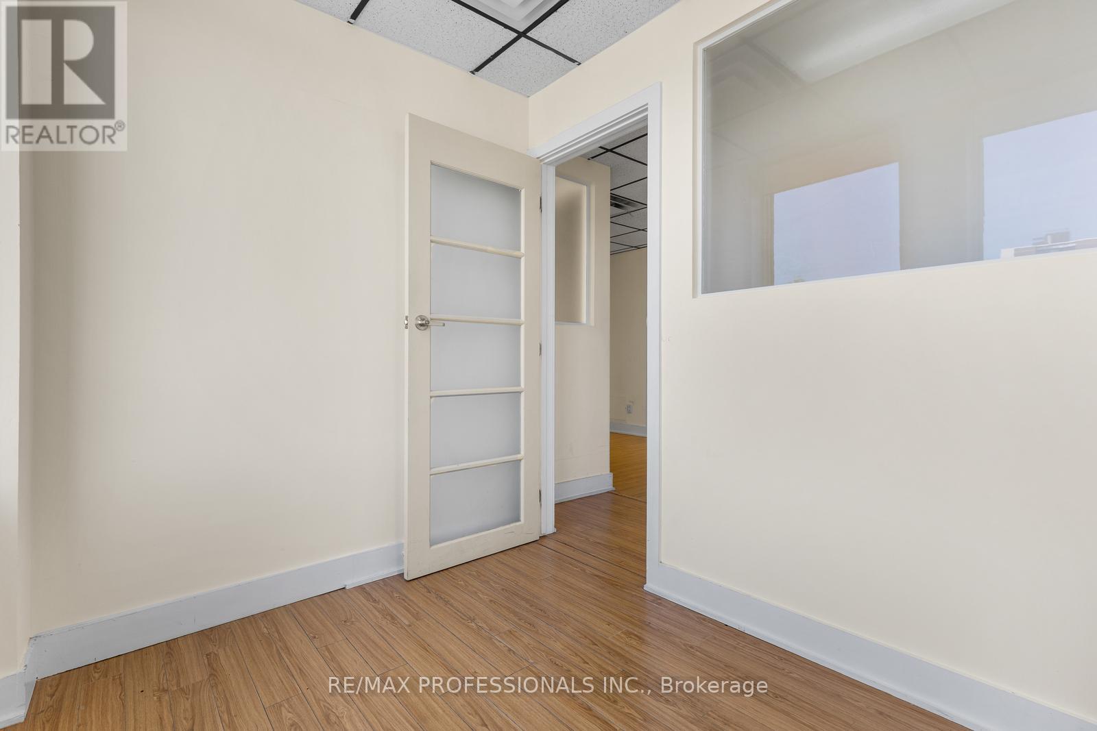 201 - 4640 Jane Street, Toronto, Ontario  M3N 2K5 - Photo 9 - W12442824