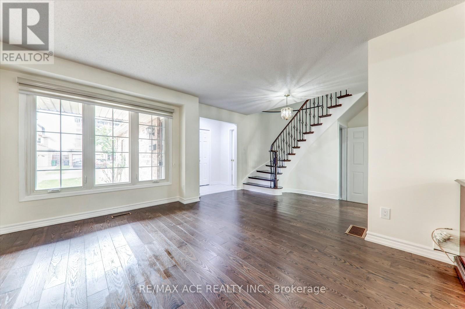 475 Wallenberg Crescent, Mississauga, Ontario  L5B 3M2 - Photo 12 - W12452084