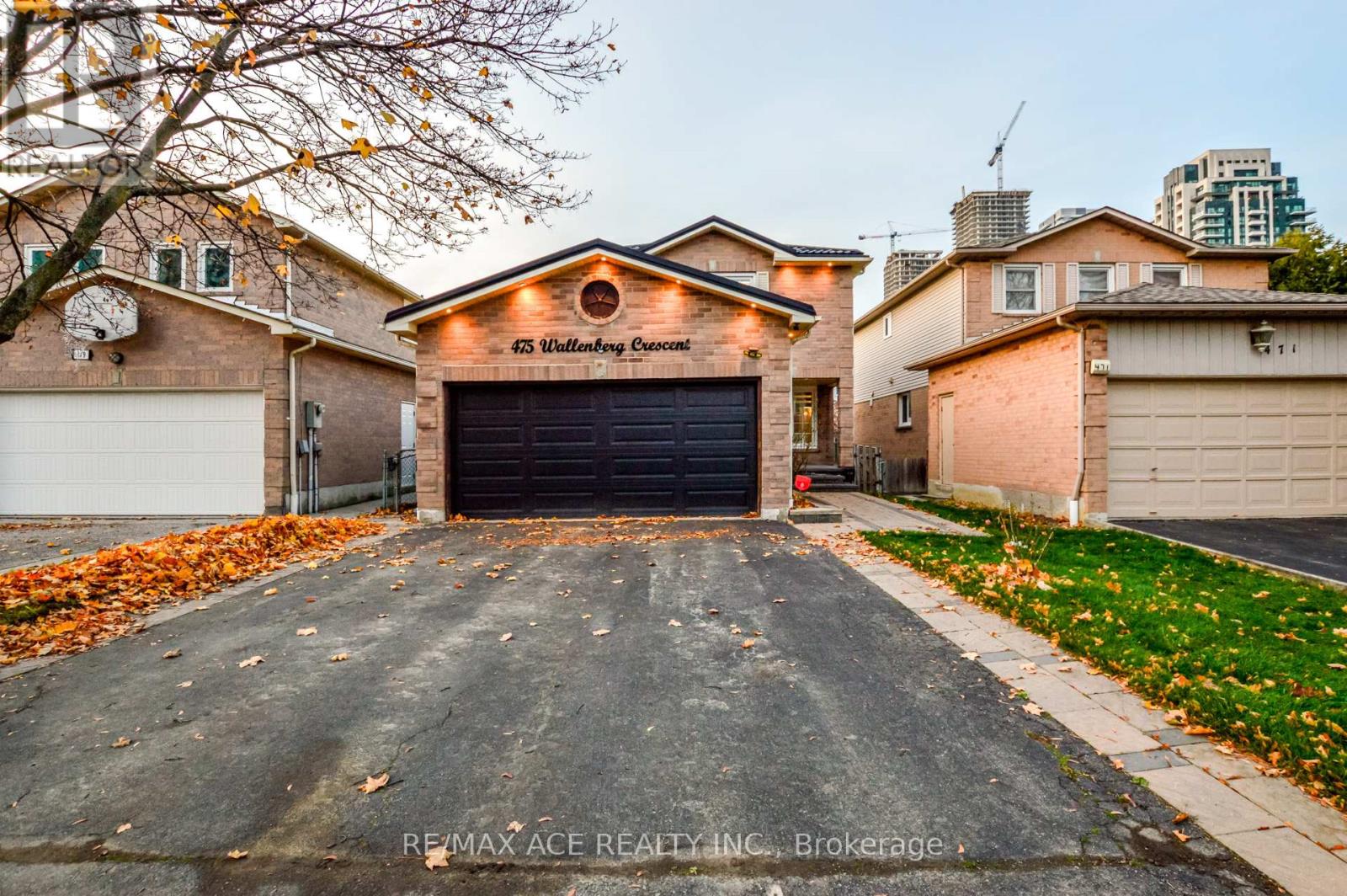475 Wallenberg Crescent, Mississauga, Ontario  L5B 3M2 - Photo 2 - W12452084