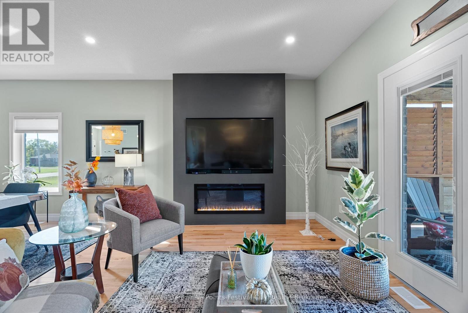 33 Wellington Street S, Ashfield-Colborne-Wawanosh, Ontario  N7A 3X9 - Photo 18 - X12565756