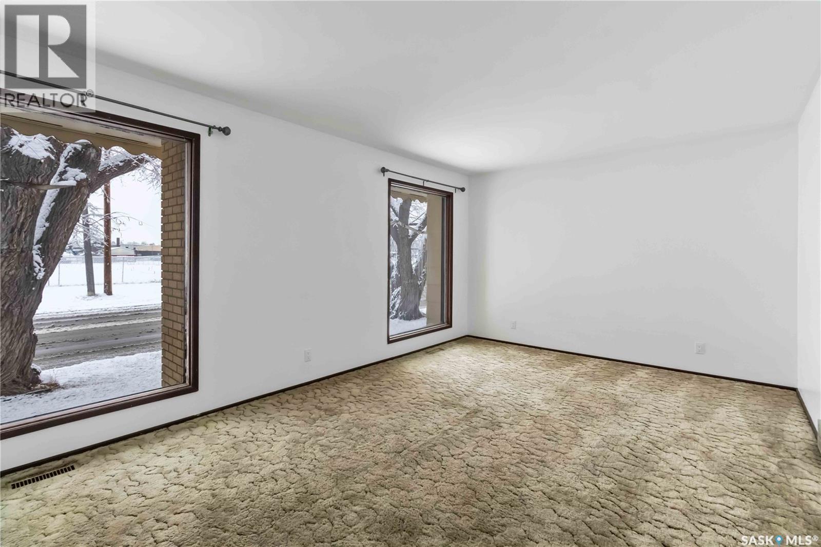 802 V Avenue N, Saskatoon, Saskatchewan  S7L 3G1 - Photo 2 - SK024406