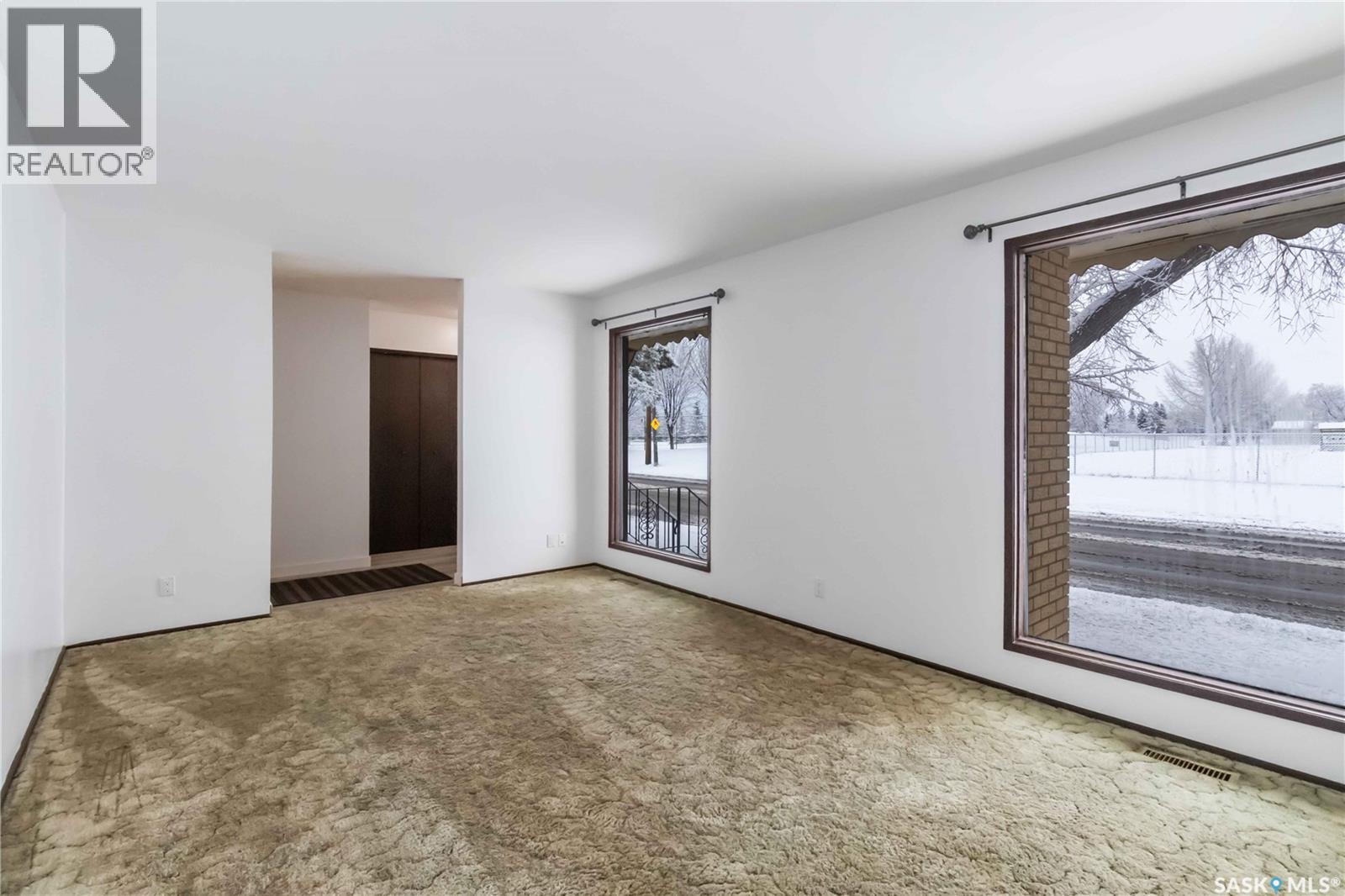 802 V Avenue N, Saskatoon, Saskatchewan  S7L 3G1 - Photo 3 - SK024406