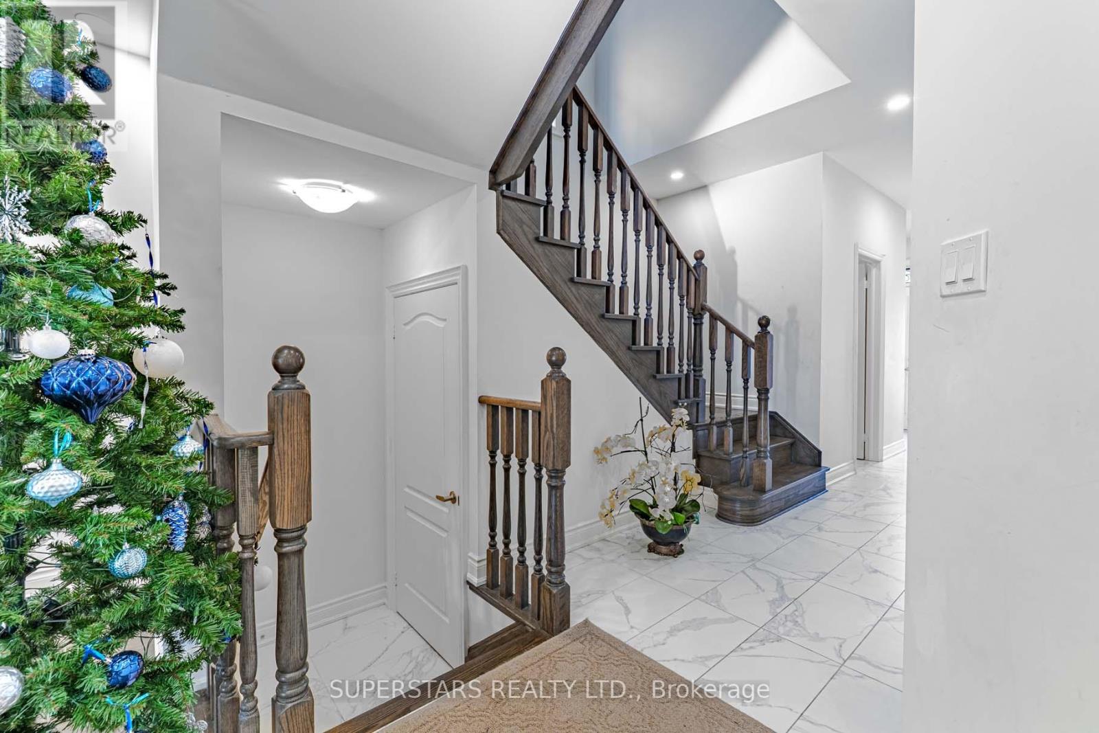 105 Mckean Drive, Whitchurch-Stouffville, Ontario  L4A 4W4 - Photo 5 - N12565662