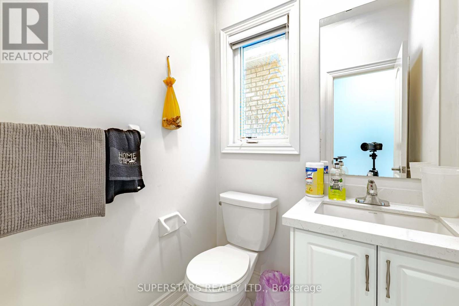 105 Mckean Drive, Whitchurch-Stouffville, Ontario  L4A 4W4 - Photo 8 - N12565662