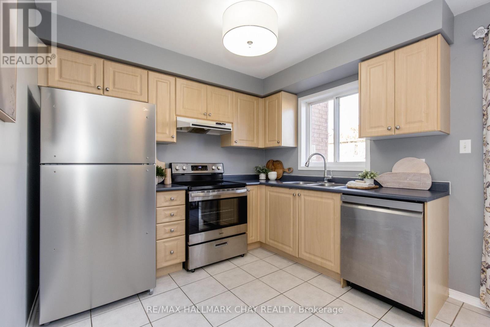 86 Trevino Circle, Barrie, Ontario  L4M 6T8 - Photo 7 - S12565780