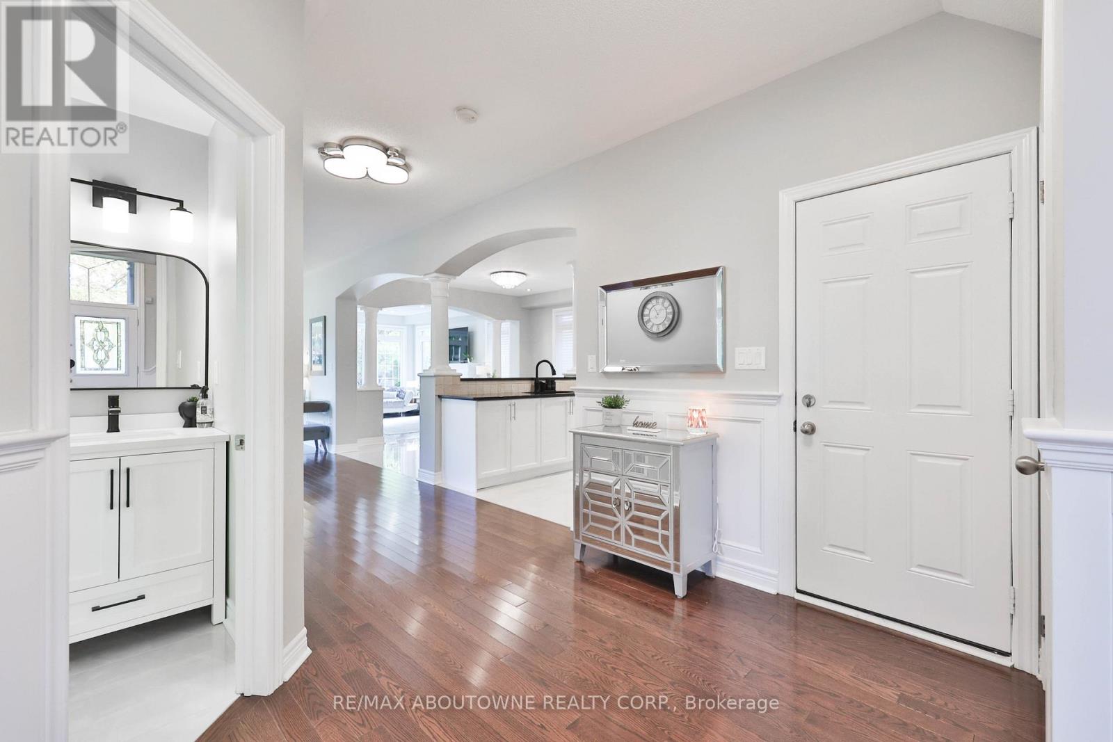 3262 Skipton Lane, Oakville, Ontario  L6M 0K2 - Photo 8 - W12565790