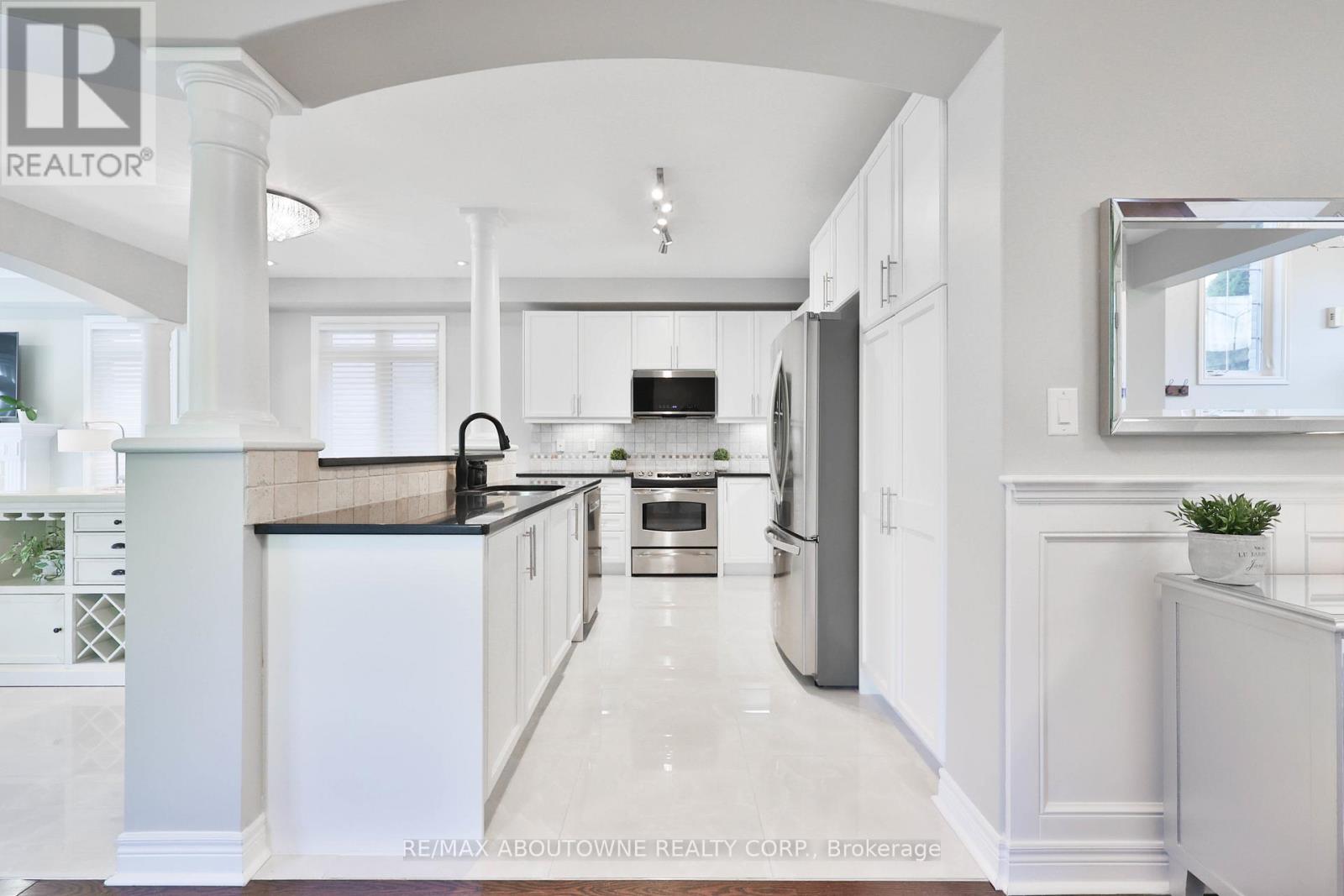 3262 Skipton Lane, Oakville, Ontario  L6M 0K2 - Photo 9 - W12565790