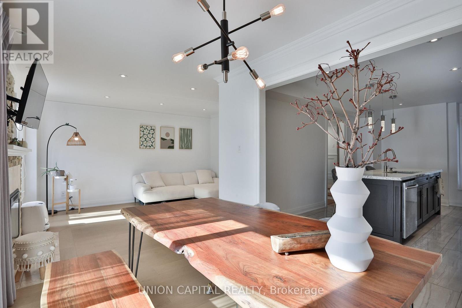 168 Kingsbridge Garden Circle, Mississauga, Ontario  L5R 1T5 - Photo 9 - W12565824