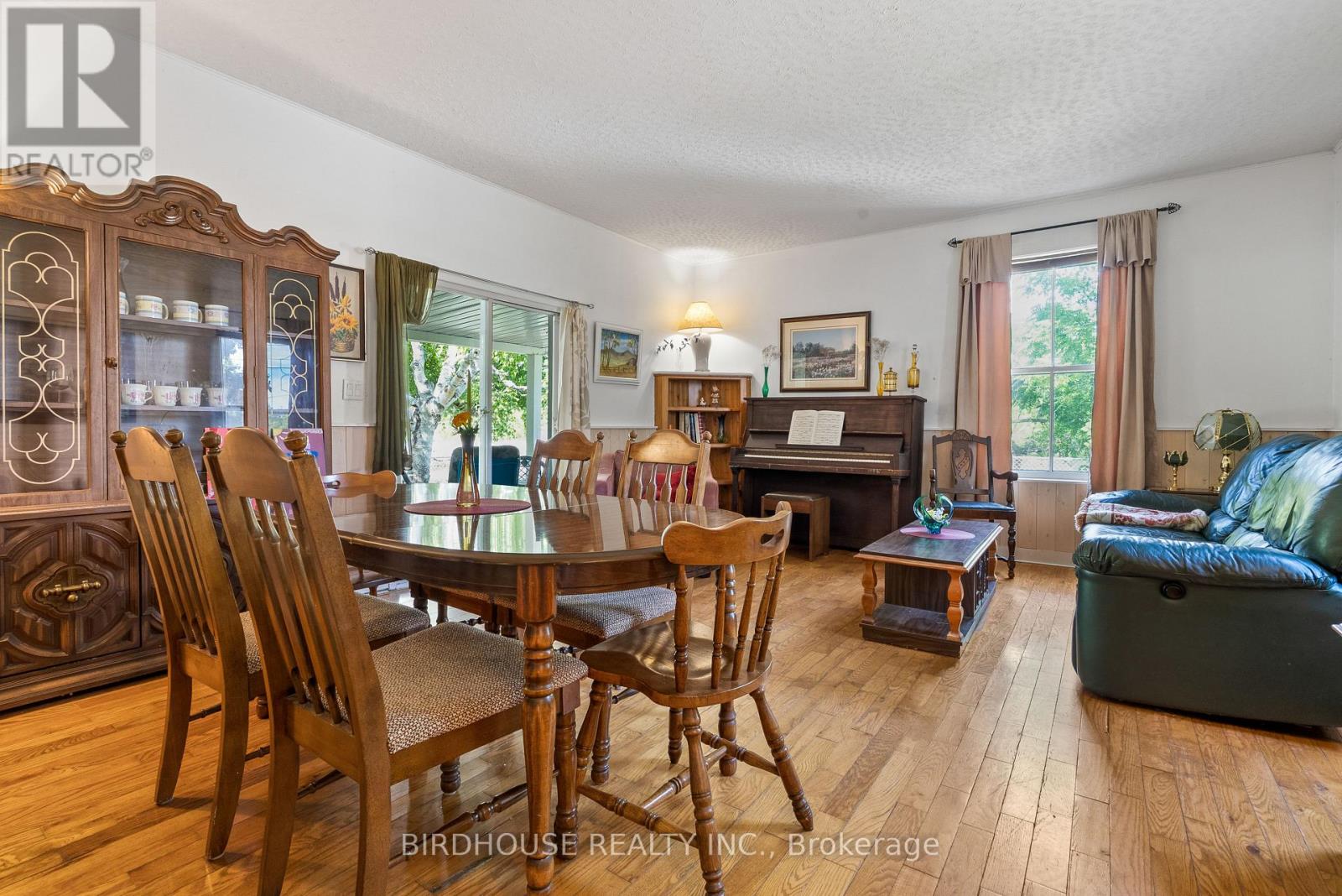 70 Ridout Street, Kawartha Lakes, Ontario  K9V 2B8 - Photo 5 - X12565910