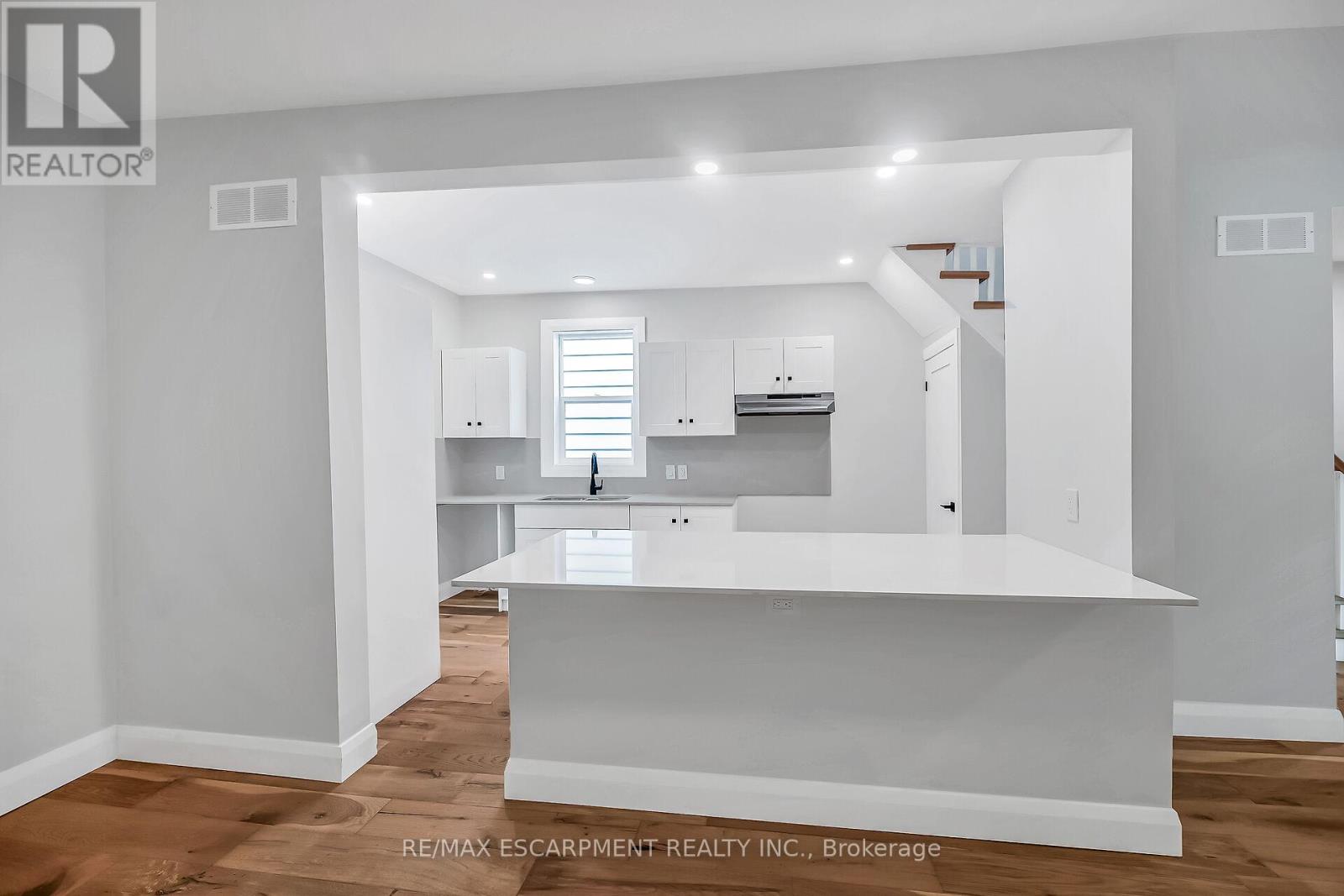 193 Glendale Avenue N, Hamilton, Ontario  L8L 7K2 - Photo 9 - X12565692