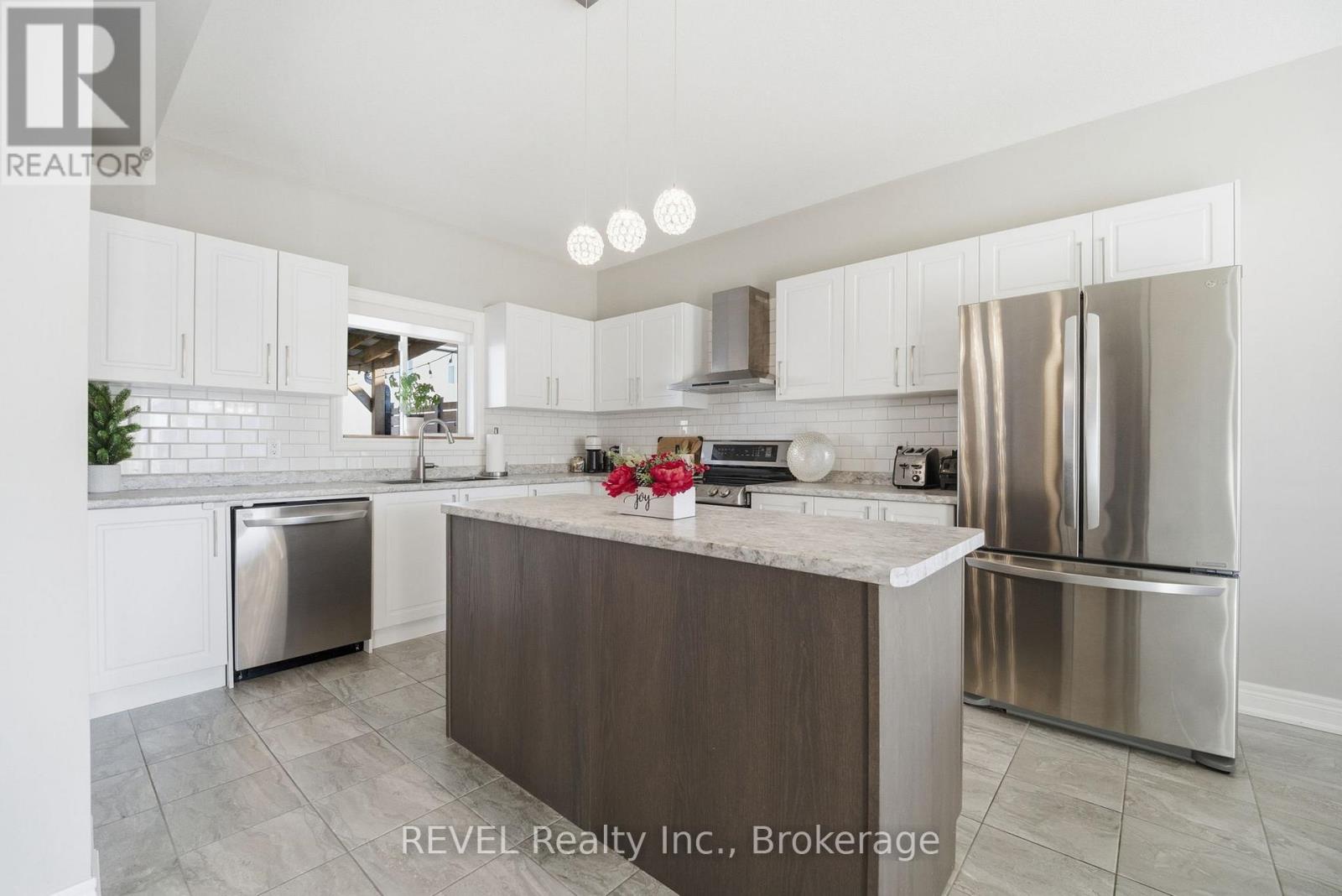 1058 Meadowood Street, Fort Erie, Ontario  L2A 0B9 - Photo 11 - X12565932