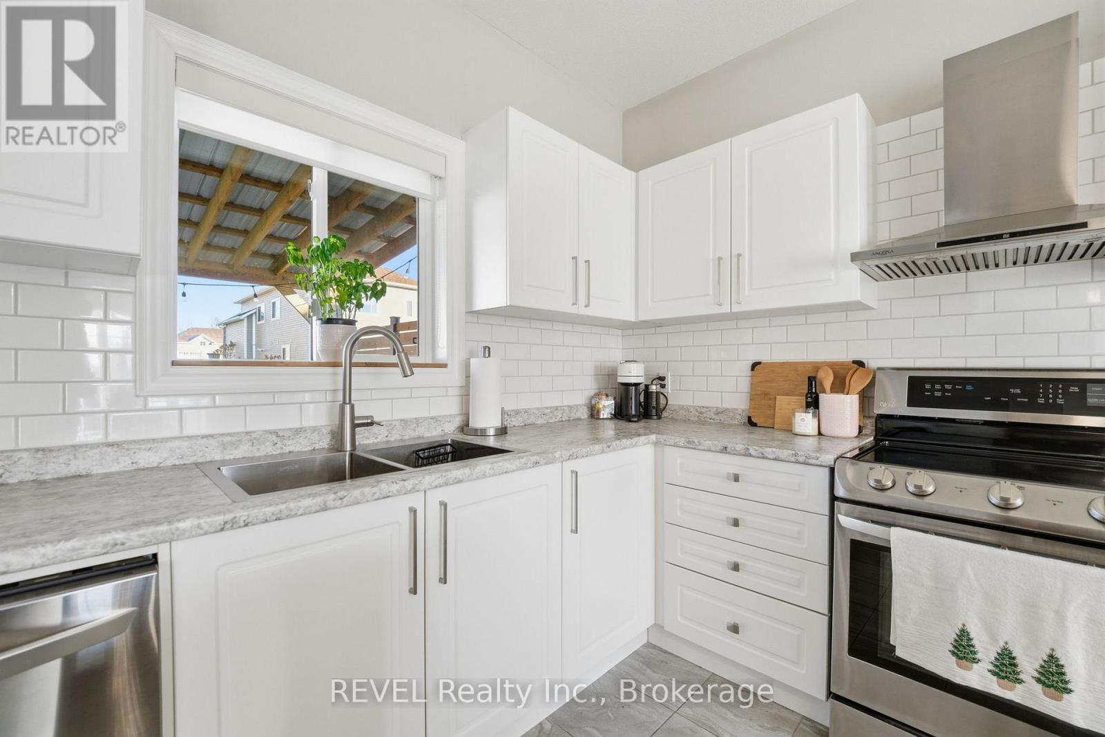 1058 Meadowood Street, Fort Erie, Ontario  L2A 0B9 - Photo 13 - X12565932