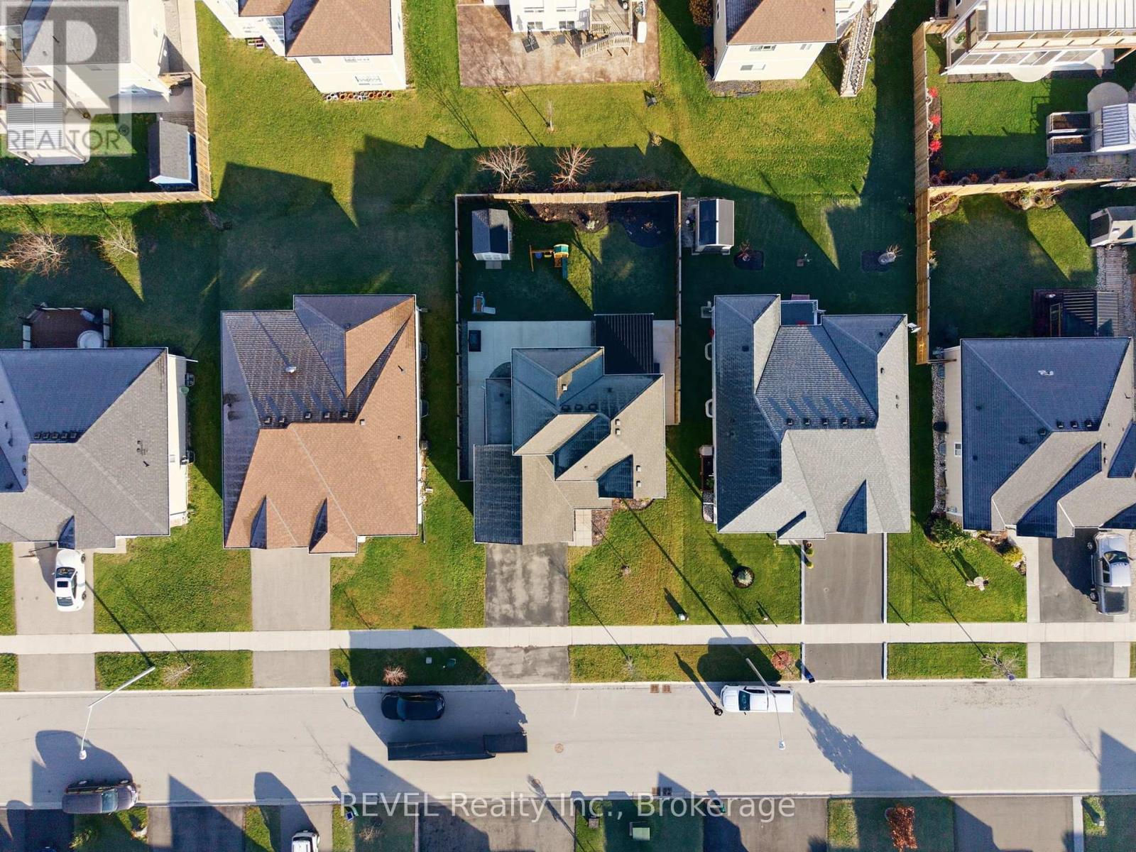 1058 Meadowood Street, Fort Erie, Ontario  L2A 0B9 - Photo 3 - X12565932