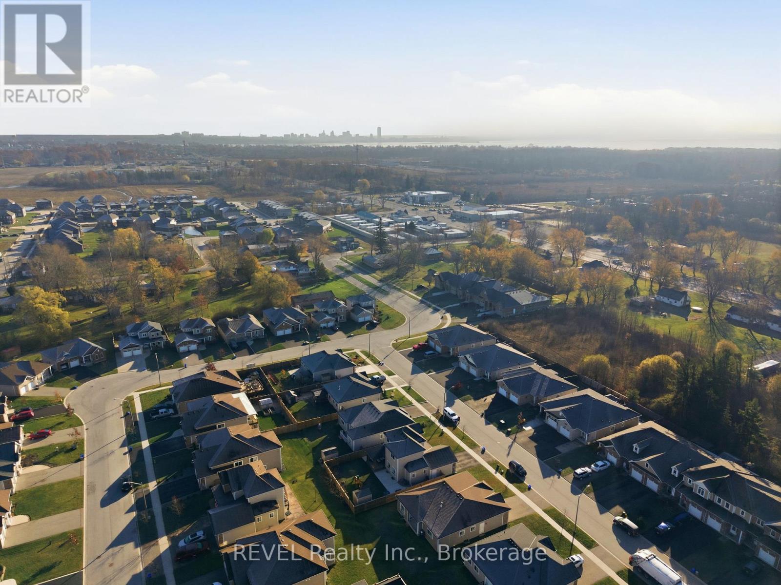 1058 Meadowood Street, Fort Erie, Ontario  L2A 0B9 - Photo 6 - X12565932