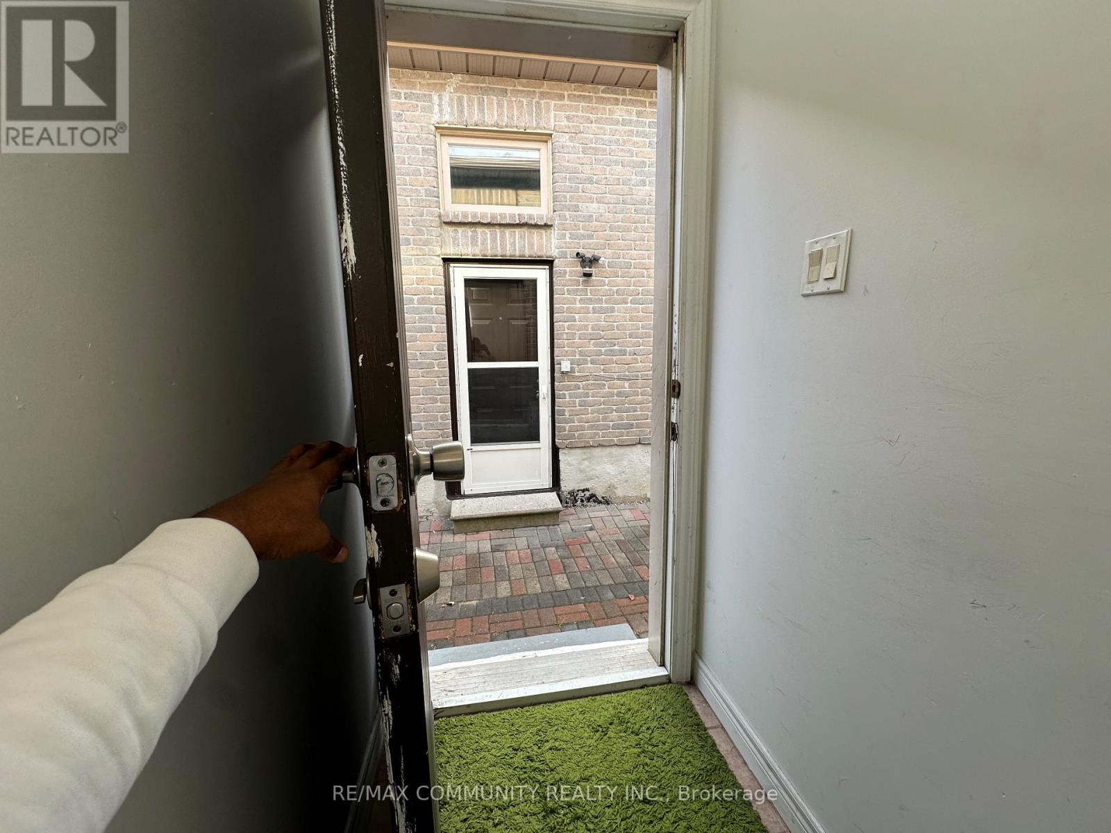 9 Valmount Avenue, Toronto, Ontario  M1C 1P3 - Photo 6 - E12554152