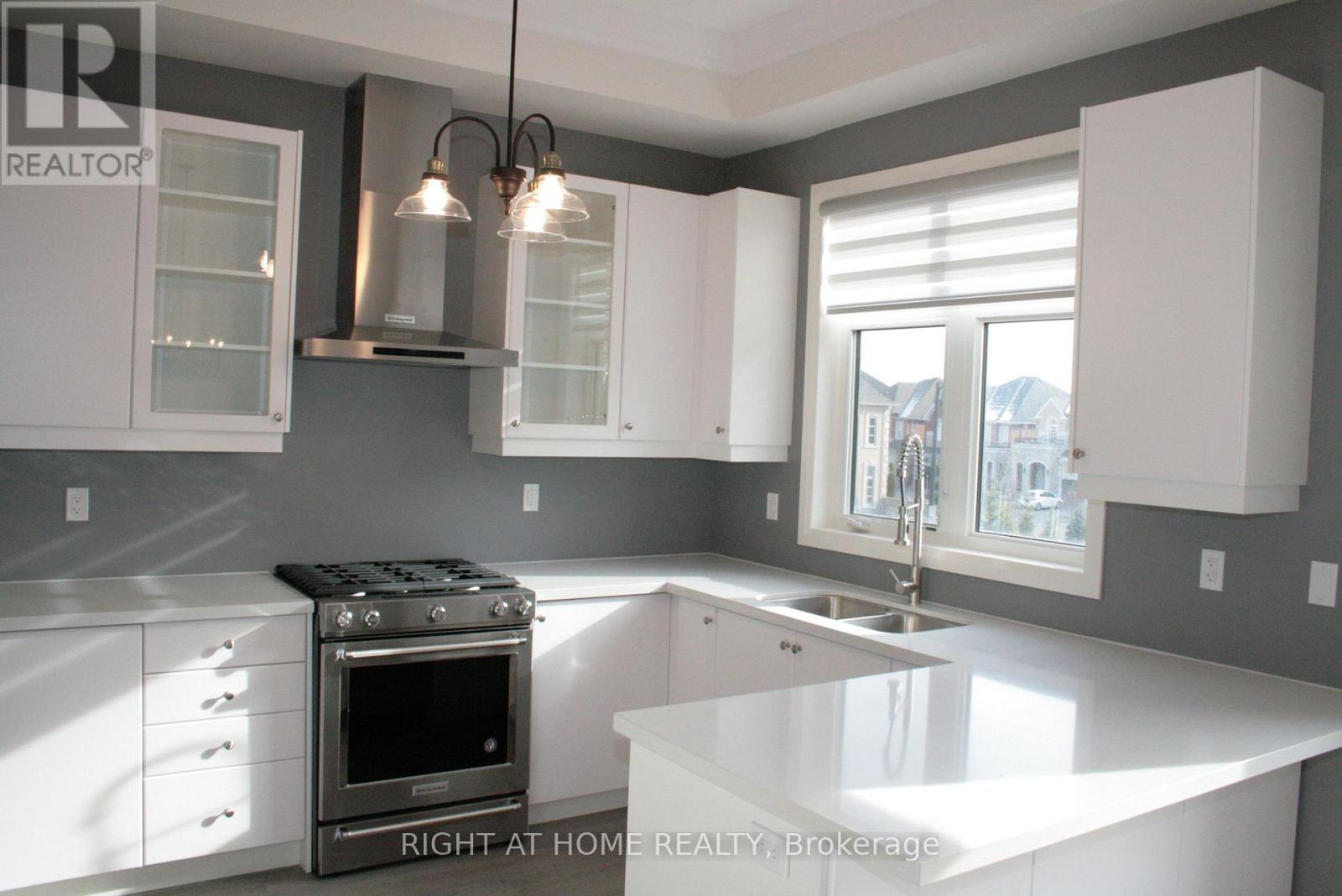 206 Arianna Crescent, Vaughan, Ontario  L6A 4Z9 - Photo 2 - N12565912