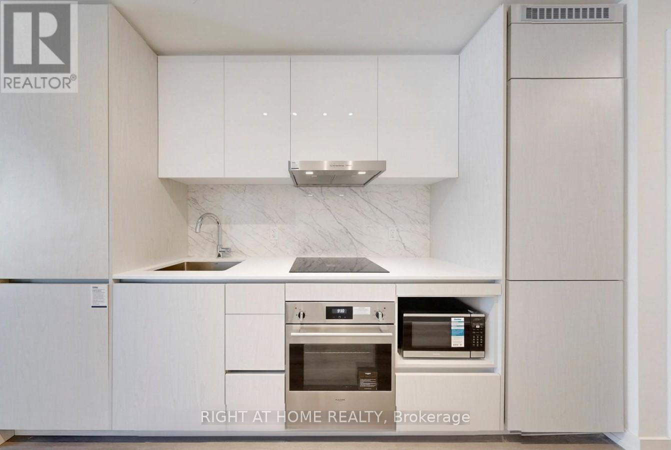 8 Interchange Way, Vaughan, Ontario  L4K 5Z7 - Photo 4 - N12565920