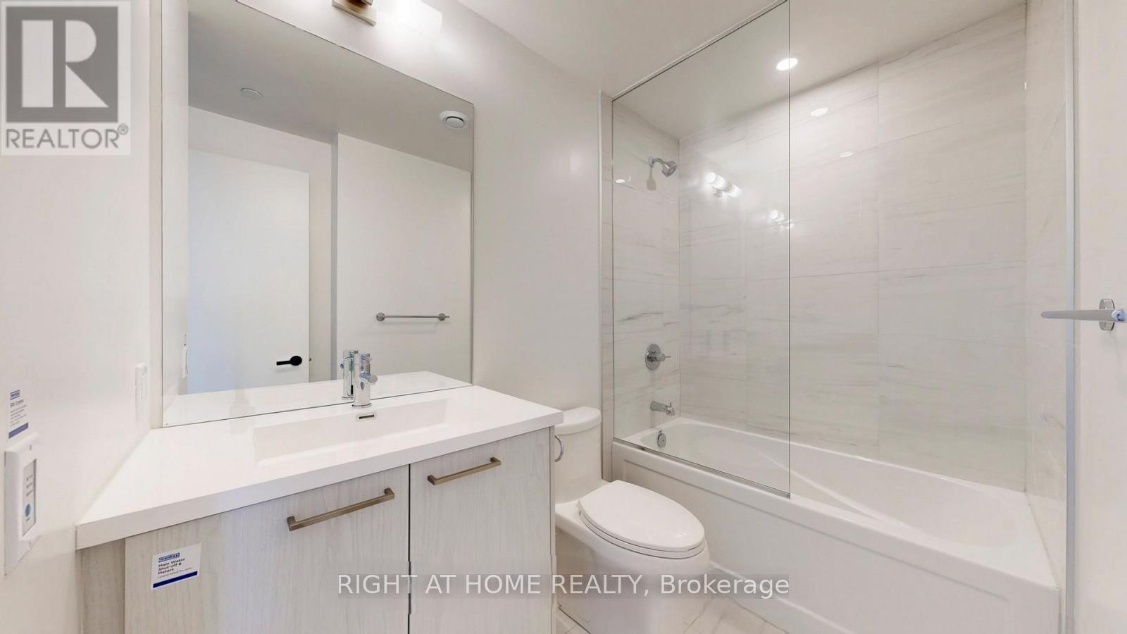 8 Interchange Way, Vaughan, Ontario  L4K 5Z7 - Photo 5 - N12565920