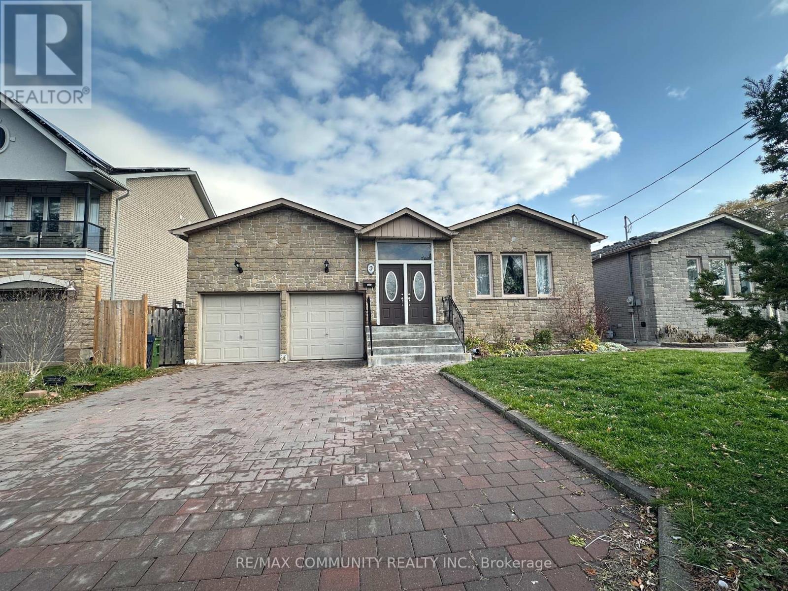 9 VALMOUNT AVENUE, Toronto, Ontario