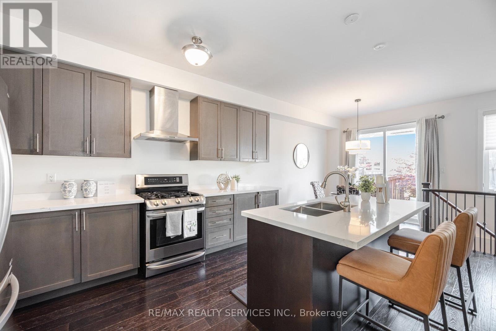 15 Vinewood Road, Caledon, Ontario  L7C 4A9 - Photo 2 - W12565856