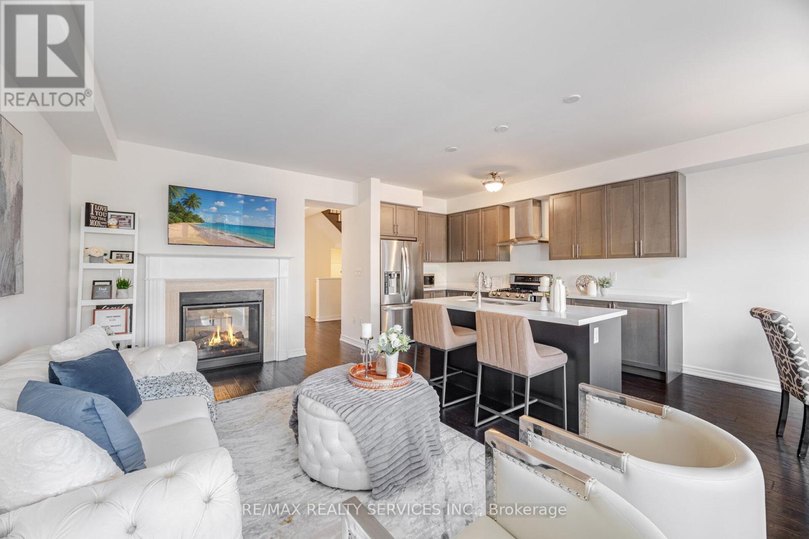 15 Vinewood Road, Caledon, Ontario  L7C 4A9 - Photo 3 - W12565856