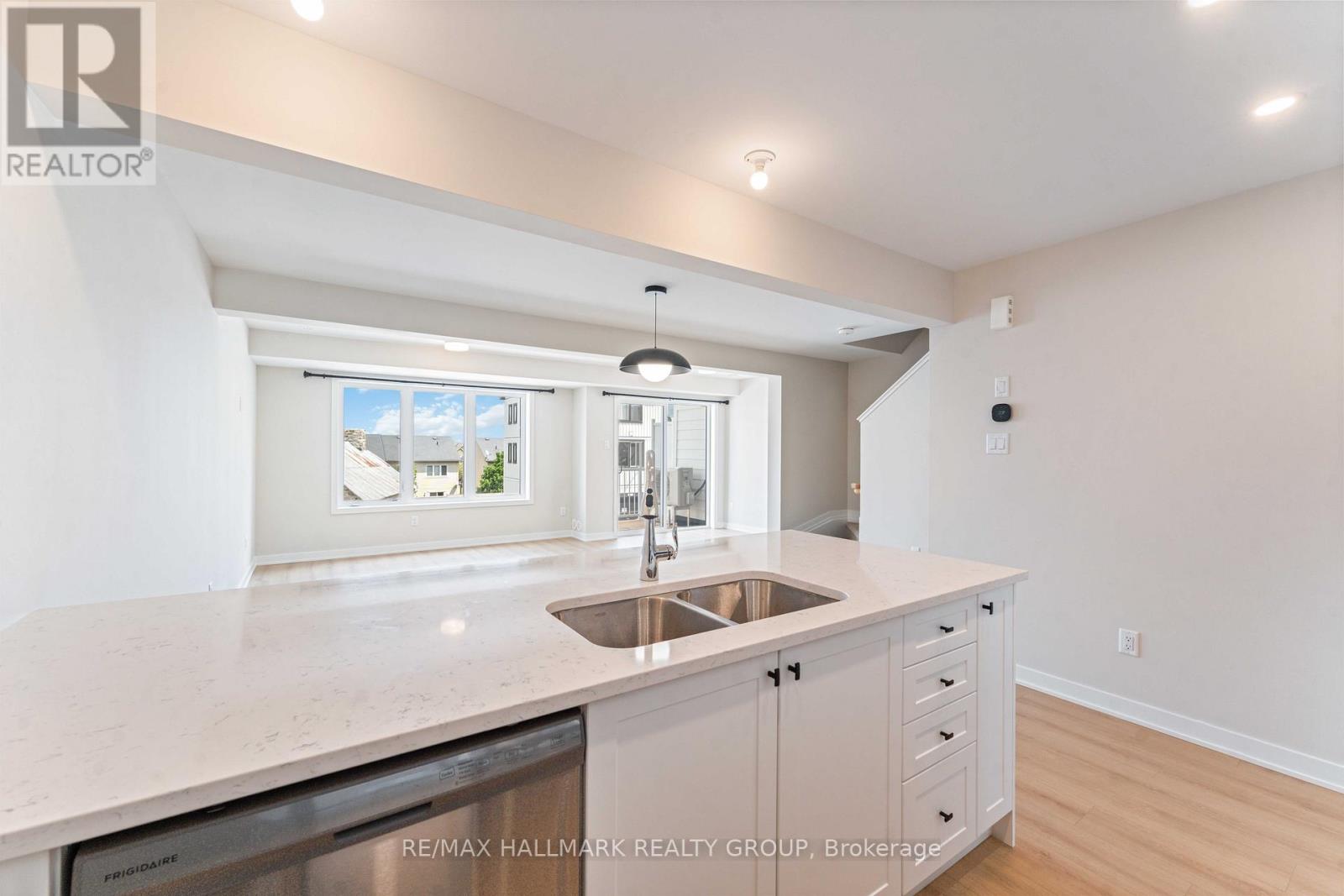 757 Kinstead Private, Ottawa, Ontario  K2S 3B3 - Photo 8 - X12566080