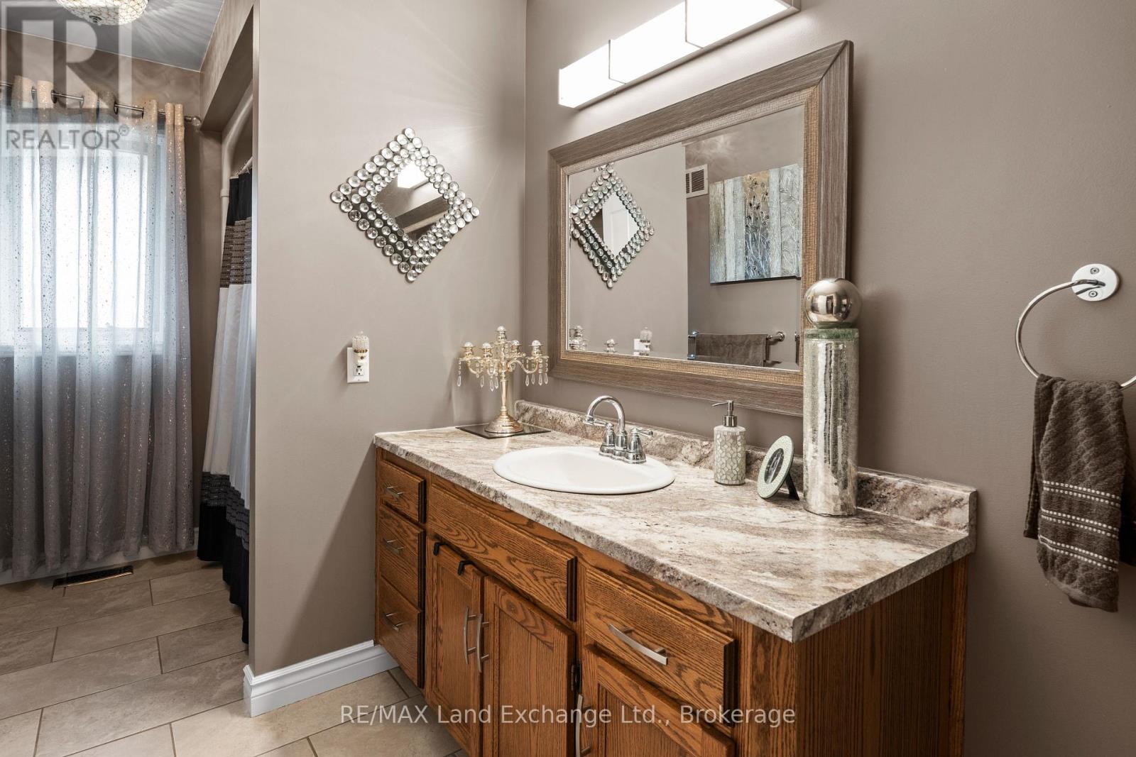 806 Bricker Street, Saugeen Shores, Ontario  N0H 2C4 - Photo 29 - X12566234