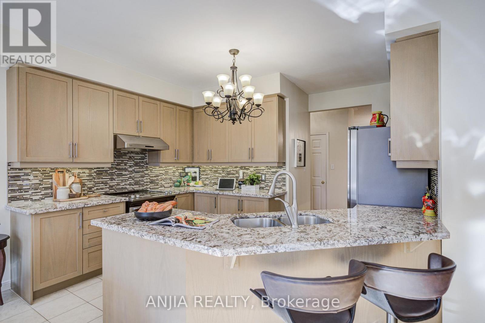 27 Larcastle Avenue, Markham, Ontario  L6C 0A9 - Photo 10 - N12566226