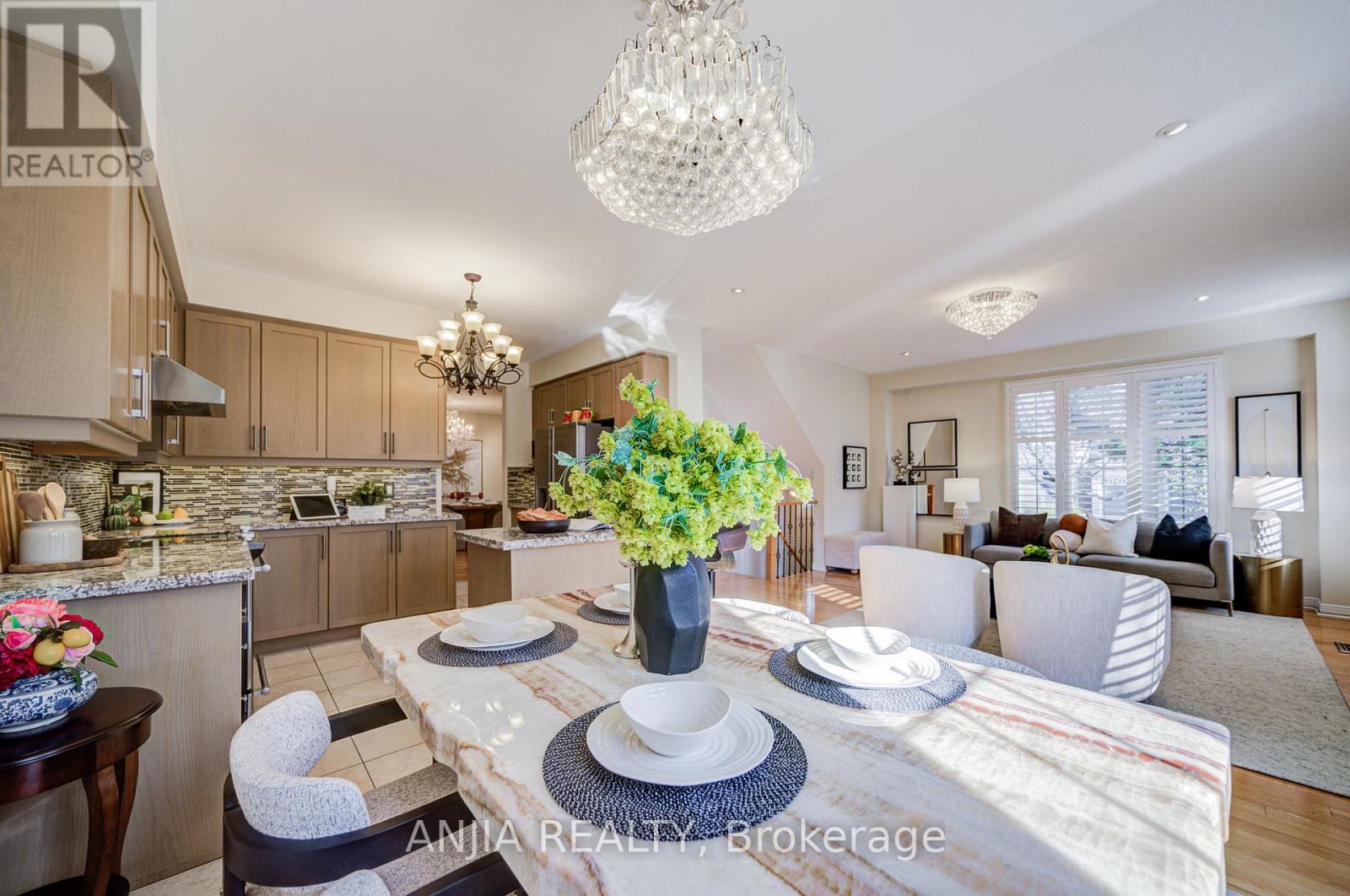 27 Larcastle Avenue, Markham, Ontario  L6C 0A9 - Photo 12 - N12566226