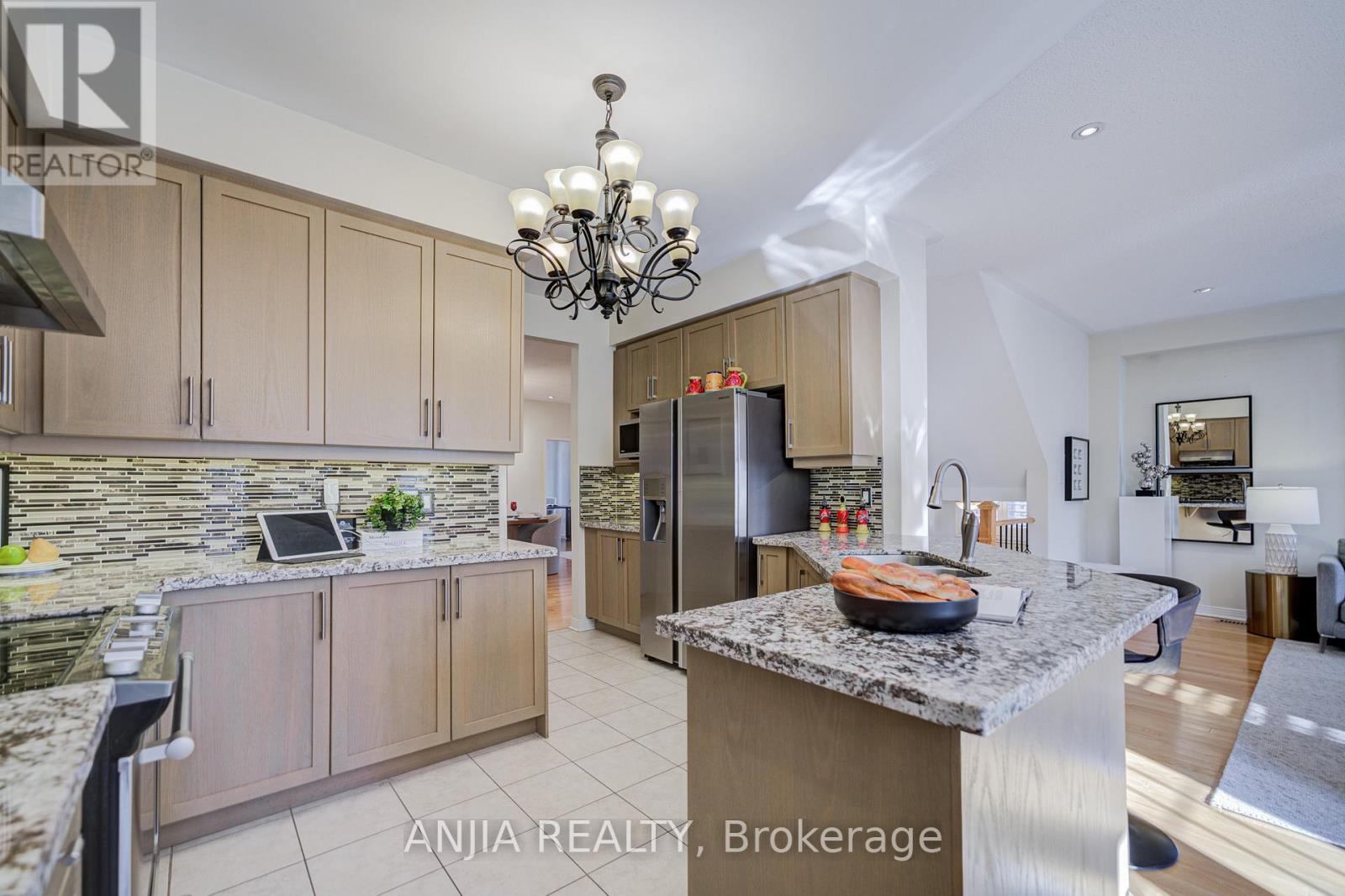 27 Larcastle Avenue, Markham, Ontario  L6C 0A9 - Photo 13 - N12566226