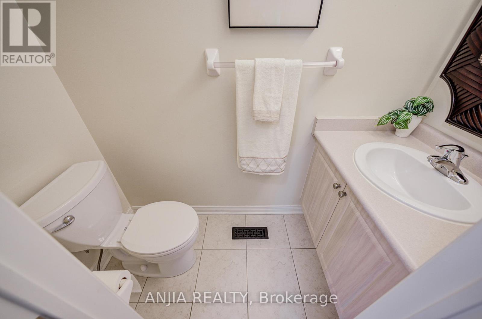 27 Larcastle Avenue, Markham, Ontario  L6C 0A9 - Photo 15 - N12566226