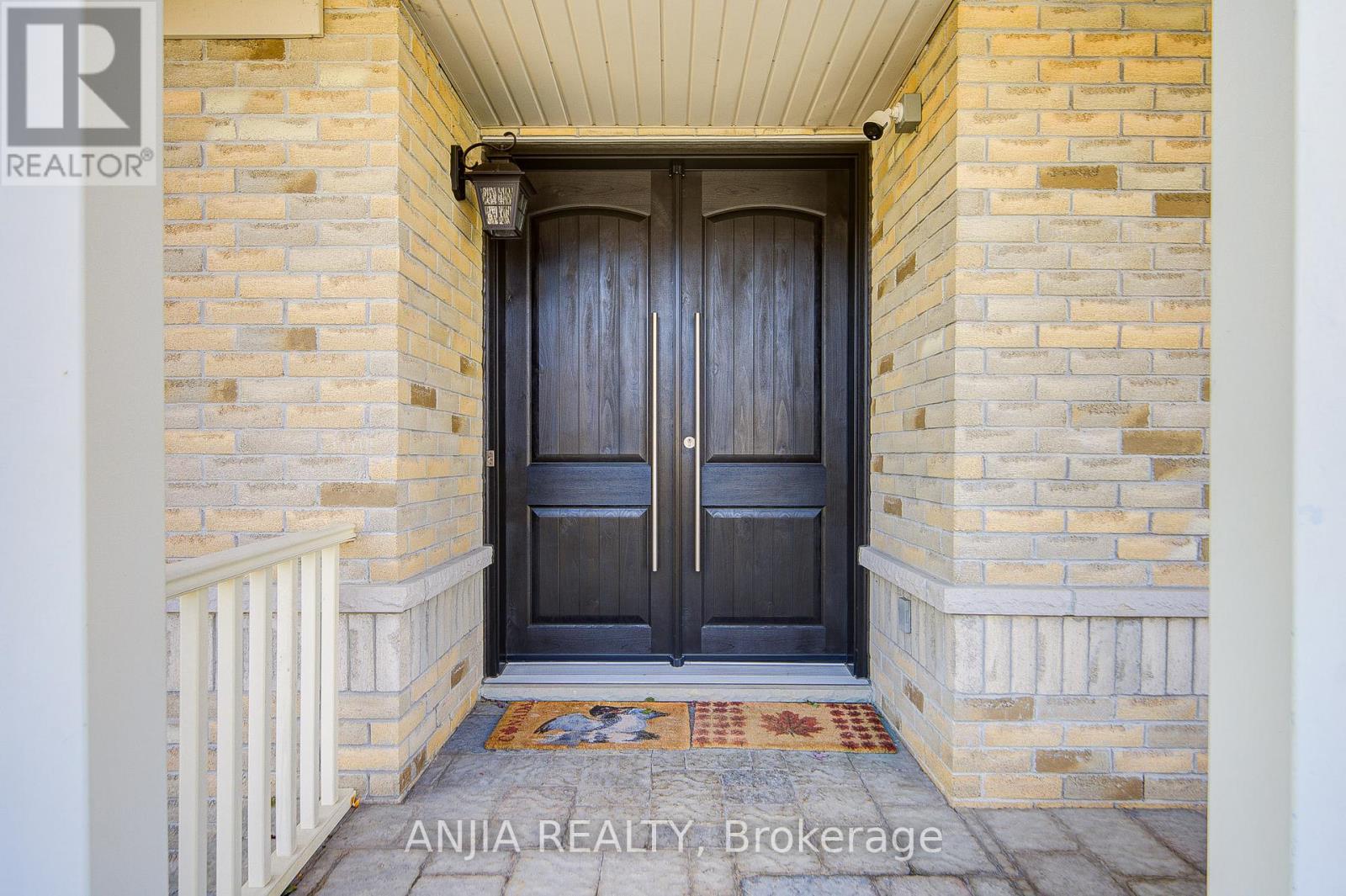 27 Larcastle Avenue, Markham, Ontario  L6C 0A9 - Photo 3 - N12566226