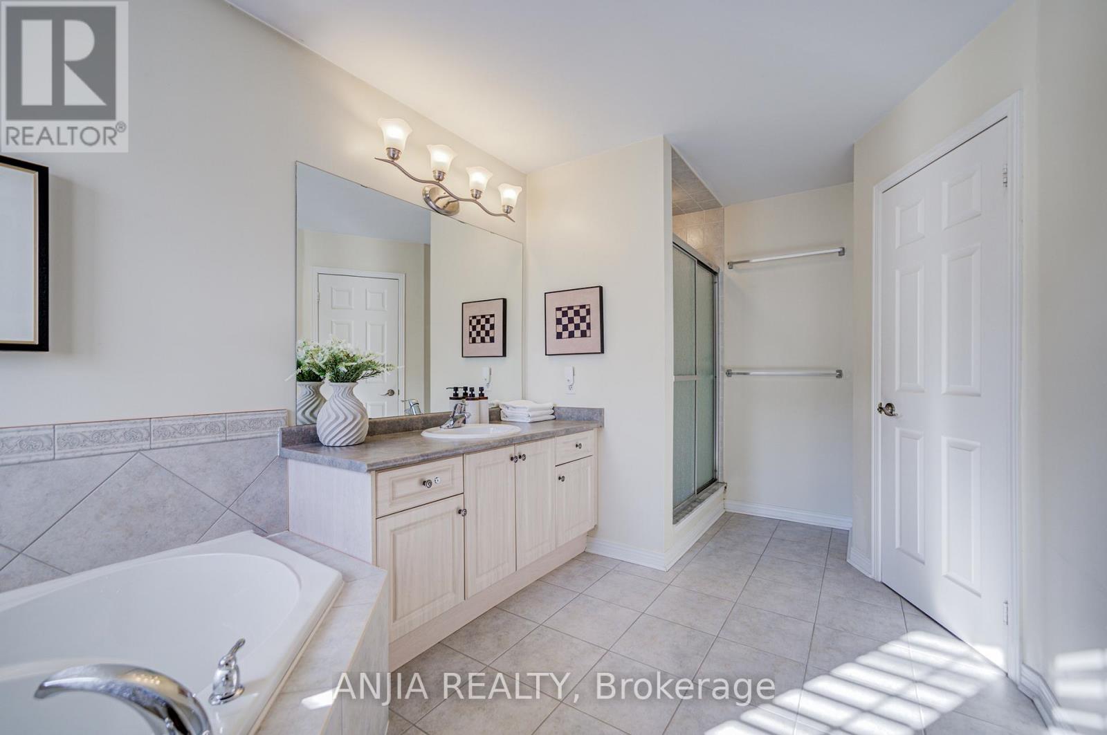 27 Larcastle Avenue, Markham, Ontario  L6C 0A9 - Photo 34 - N12566226