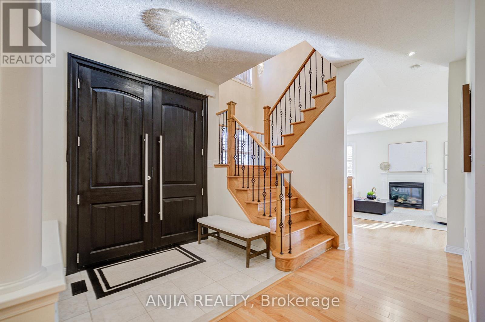 27 Larcastle Avenue, Markham, Ontario  L6C 0A9 - Photo 4 - N12566226