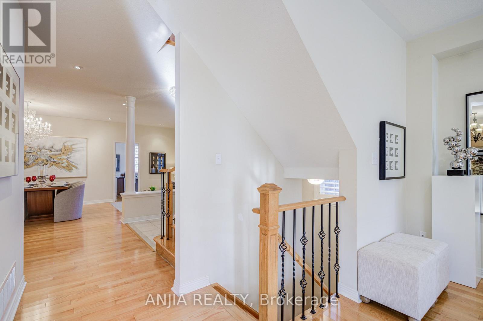 27 Larcastle Avenue, Markham, Ontario  L6C 0A9 - Photo 5 - N12566226