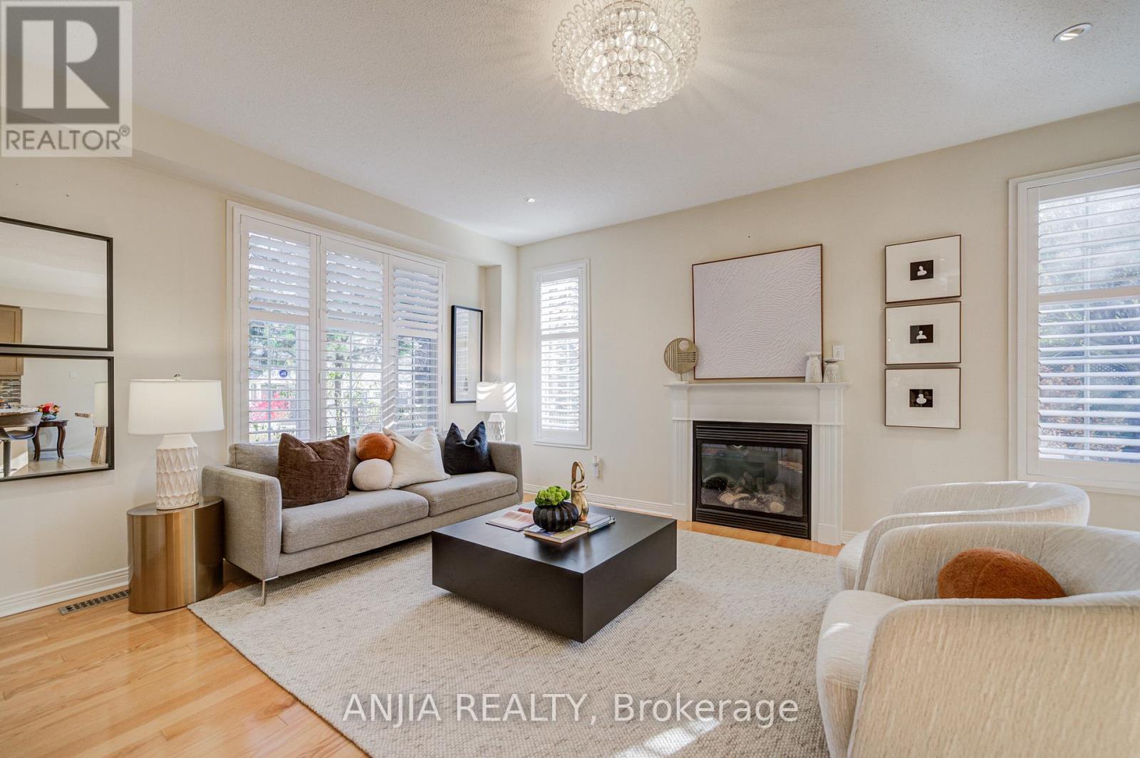 27 Larcastle Avenue, Markham, Ontario  L6C 0A9 - Photo 6 - N12566226