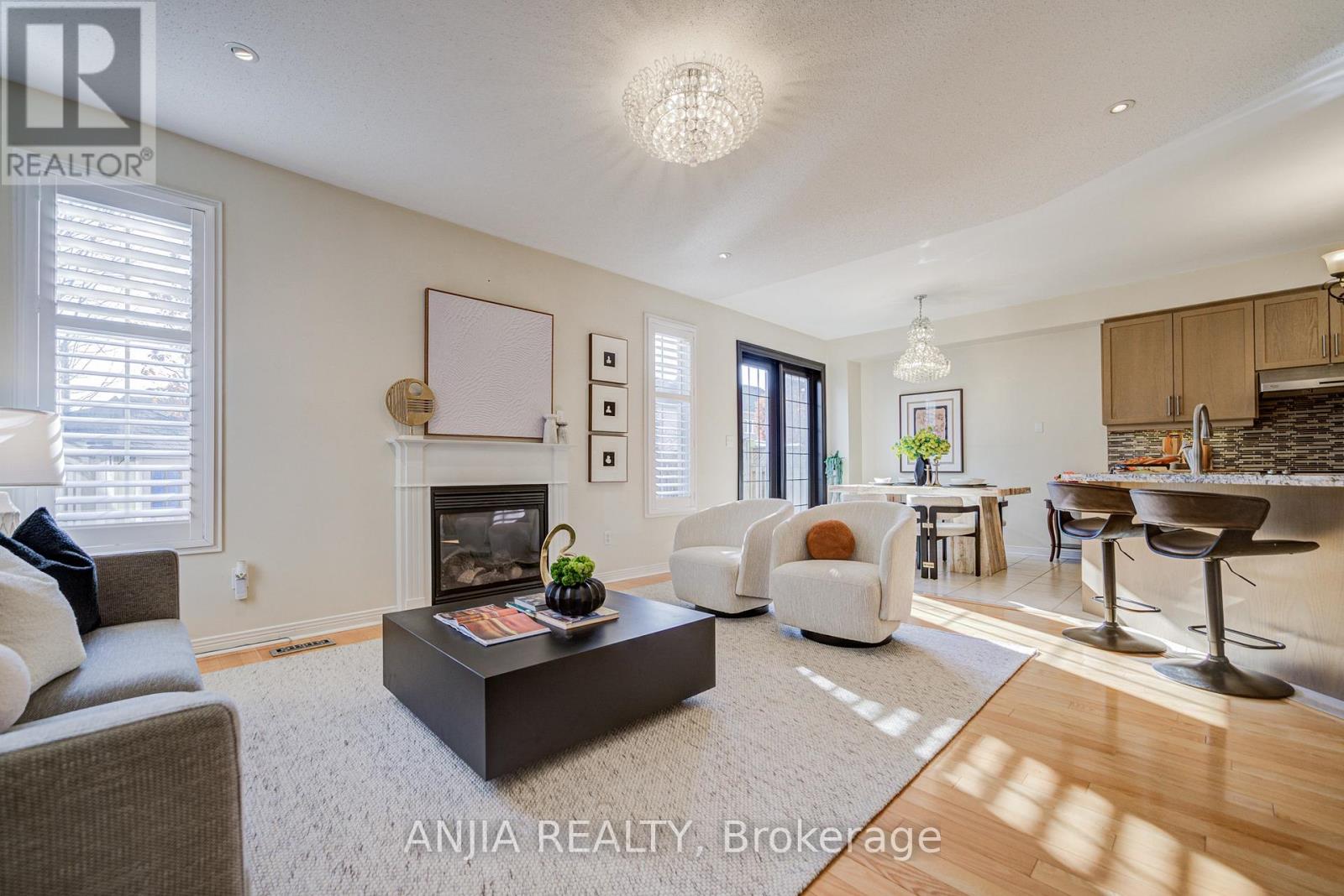 27 Larcastle Avenue, Markham, Ontario  L6C 0A9 - Photo 7 - N12566226