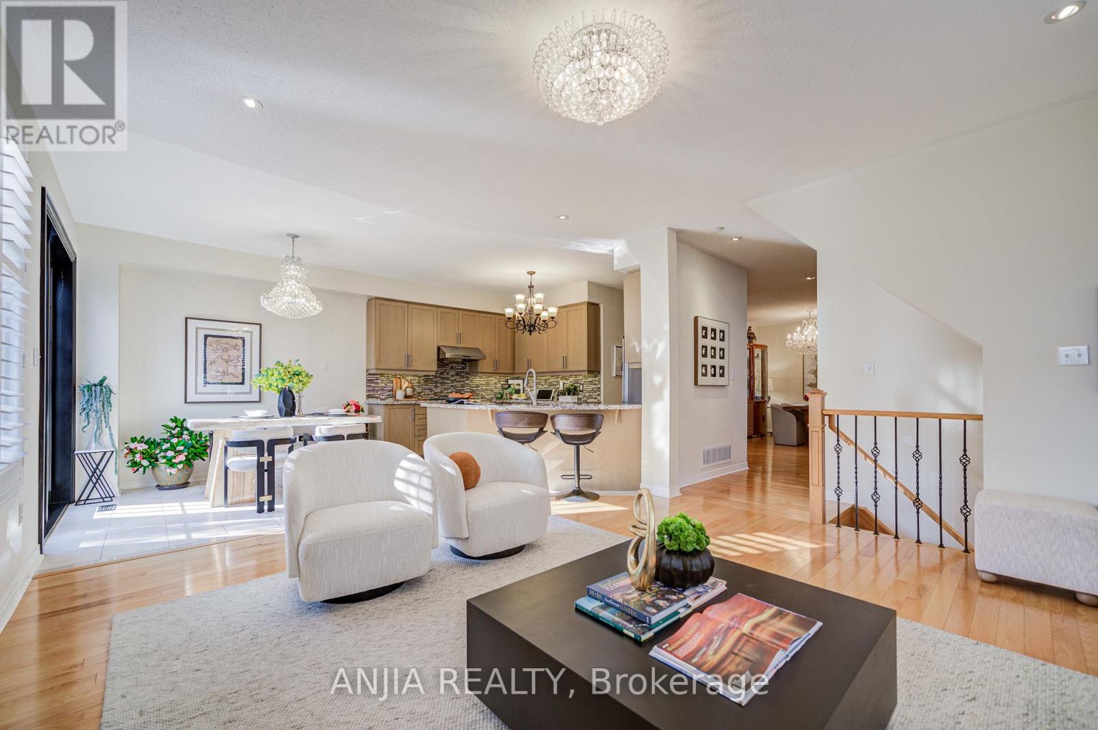 27 Larcastle Avenue, Markham, Ontario  L6C 0A9 - Photo 8 - N12566226