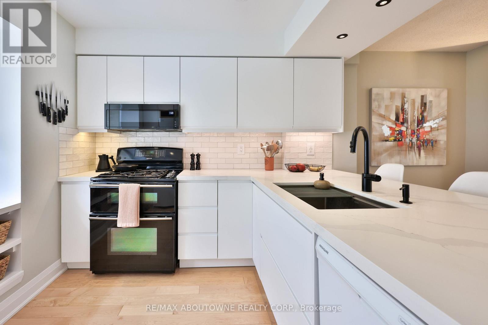 83 - 1055 Shawnmarr Road, Mississauga, Ontario  L5H 3V2 - Photo 10 - W12565968