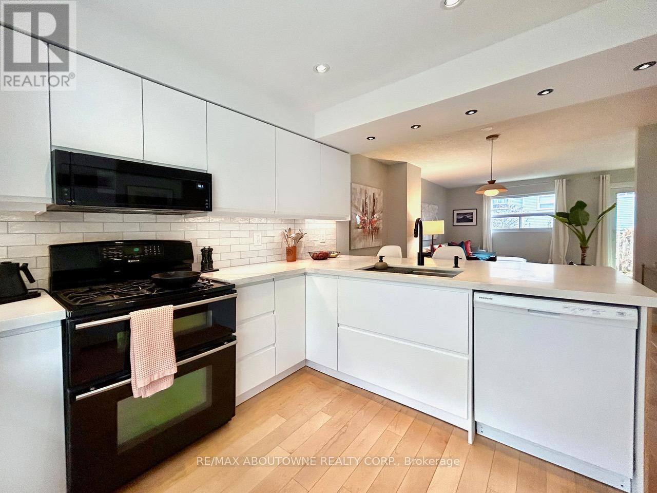 83 - 1055 Shawnmarr Road, Mississauga, Ontario  L5H 3V2 - Photo 12 - W12565968