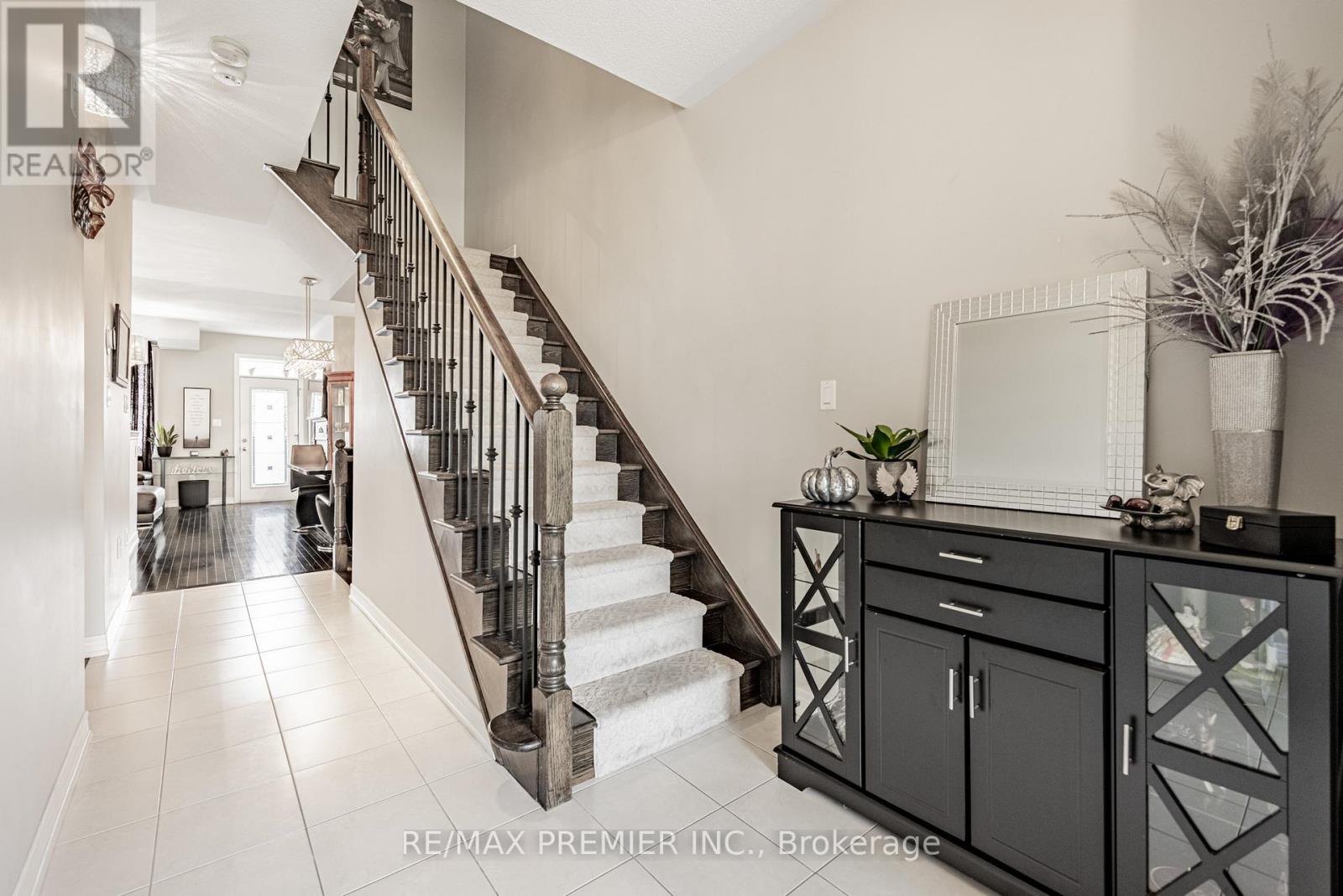 935 Transom Crescent, Milton, Ontario  L9T 8K4 - Photo 5 - W12566002