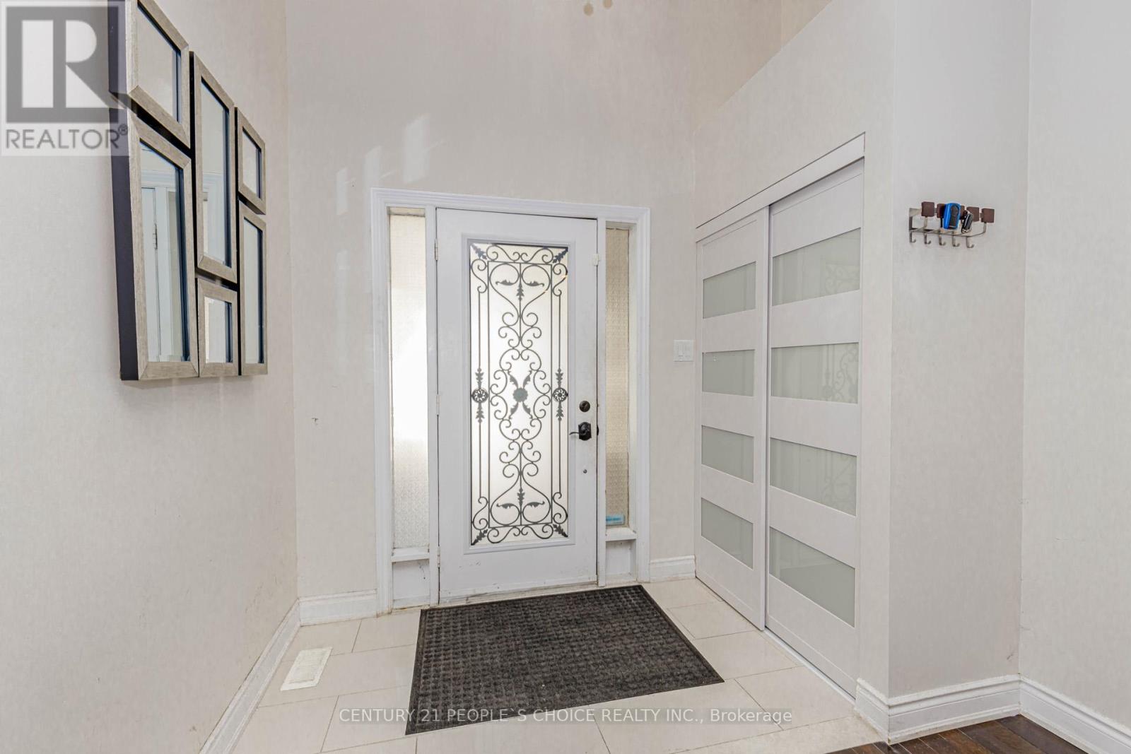 897 Bancroft Drive, Mississauga, Ontario  L5V 1X7 - Photo 4 - W12566020