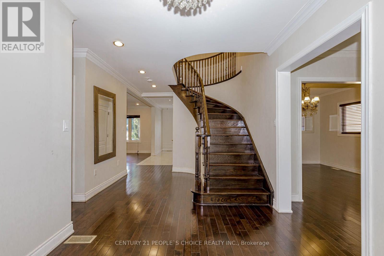 897 Bancroft Drive, Mississauga, Ontario  L5V 1X7 - Photo 5 - W12566020