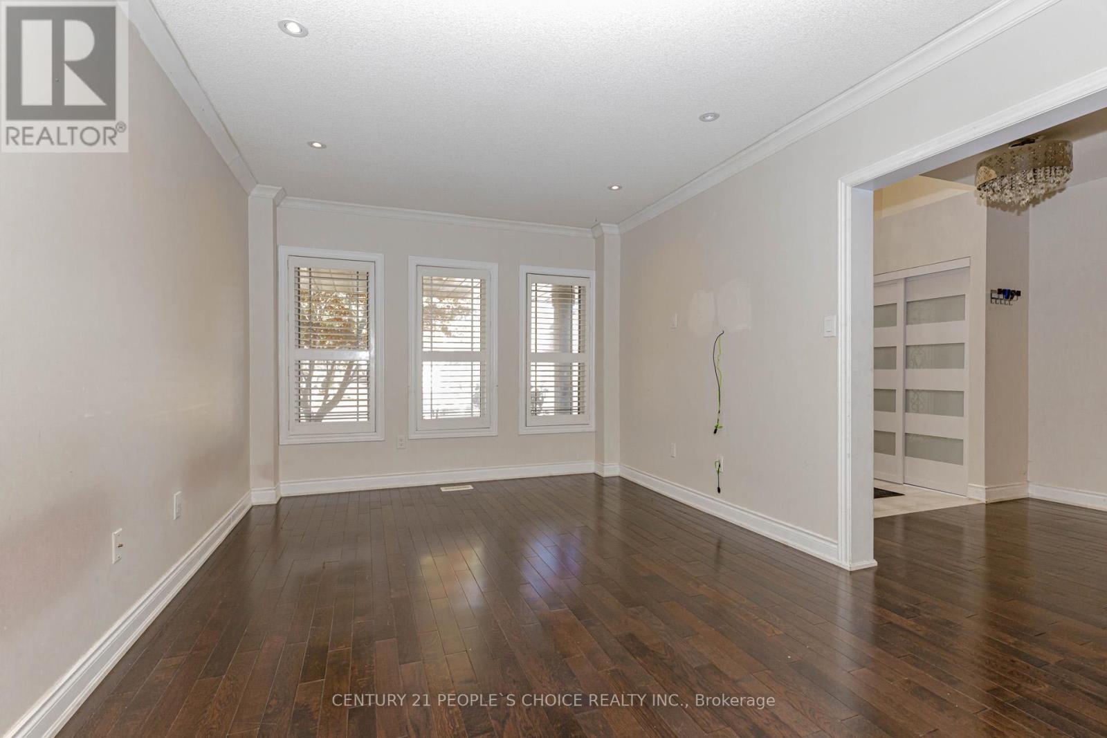 897 Bancroft Drive, Mississauga, Ontario  L5V 1X7 - Photo 6 - W12566020