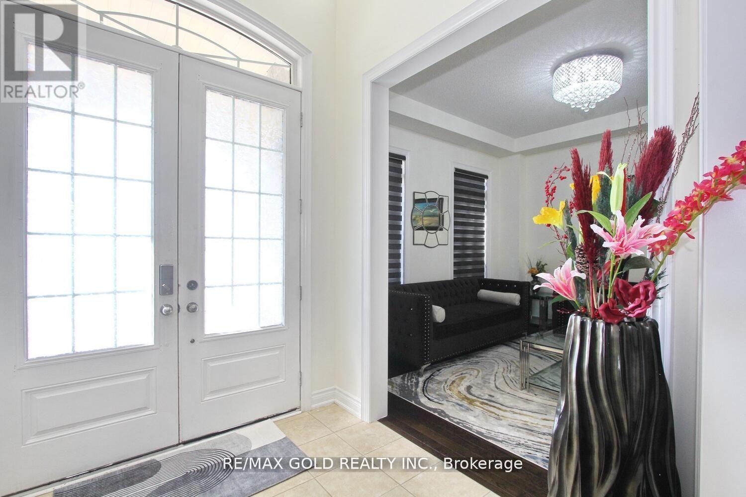 14 Ladbrook Crescent, Brampton, Ontario  L6X 5H6 - Photo 5 - W12566042