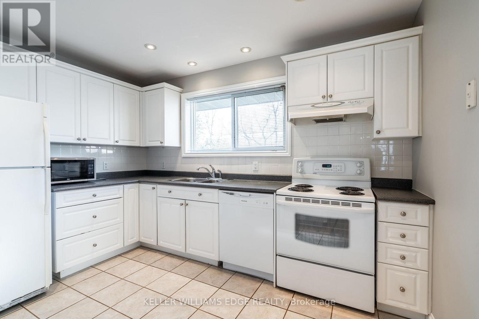 1523 Constance Drive, Oakville, Ontario  L6J 2T8 - Photo 14 - W12566094