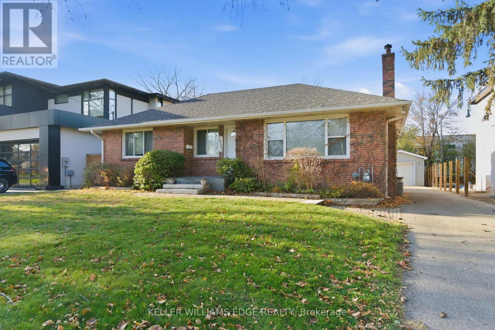 1523 Constance Drive, Oakville, Ontario  L6J 2T8 - Photo 2 - W12566094