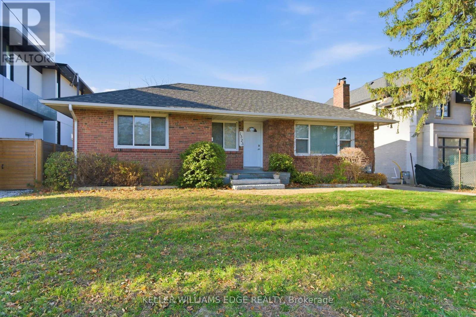 1523 Constance Drive, Oakville, Ontario  L6J 2T8 - Photo 3 - W12566094