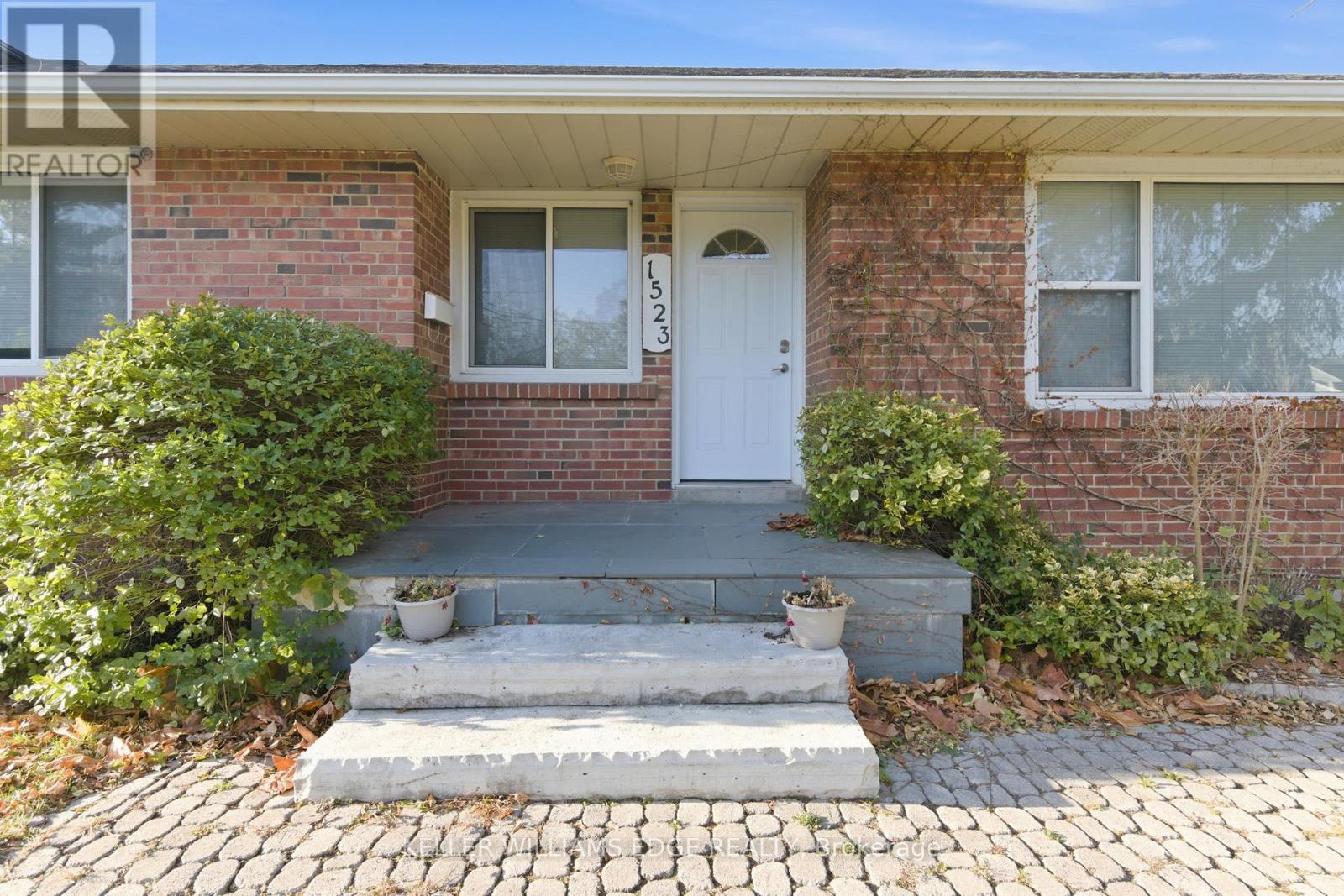 1523 Constance Drive, Oakville, Ontario  L6J 2T8 - Photo 4 - W12566094