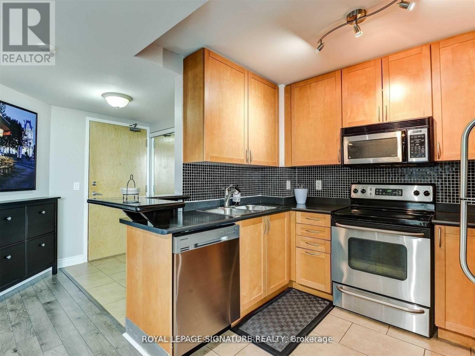 1002 - 220 Burnhamthorpe Road, Mississauga, Ontario  L5B 4N4 - Photo 10 - W12566120